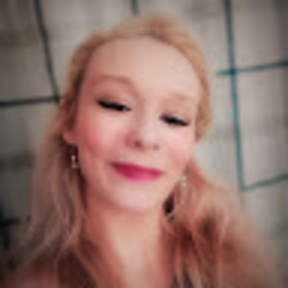 Meet your Posher, Cassandra - Picture 1 of 1